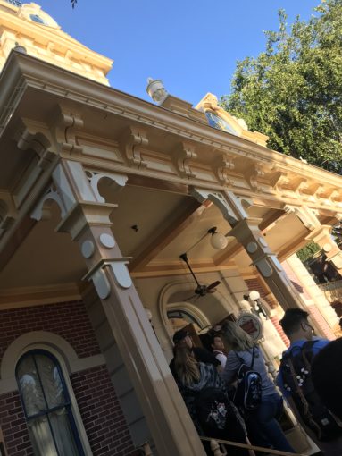 Picture of CIty Hall inside Disneyland